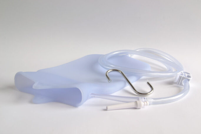 Lavemangspåse av medicinskt silikon med två olika pipar och en upphängningskrok.