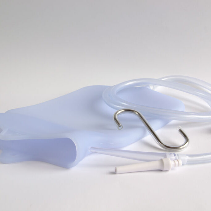 Lavemangspåse av medicinskt silikon med två olika pipar och en upphängningskrok.